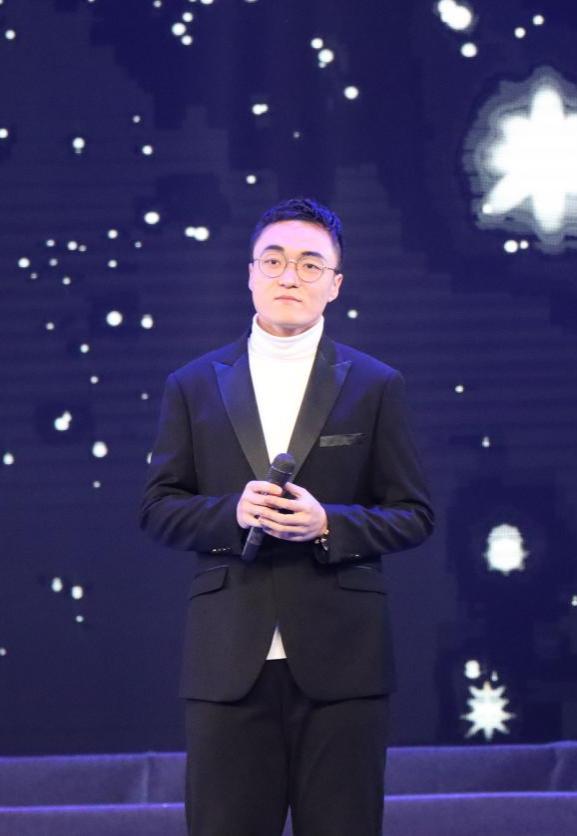 百变舞台间的文化摆渡人——记党总支副书记张诗雨的演出经纪新篇章